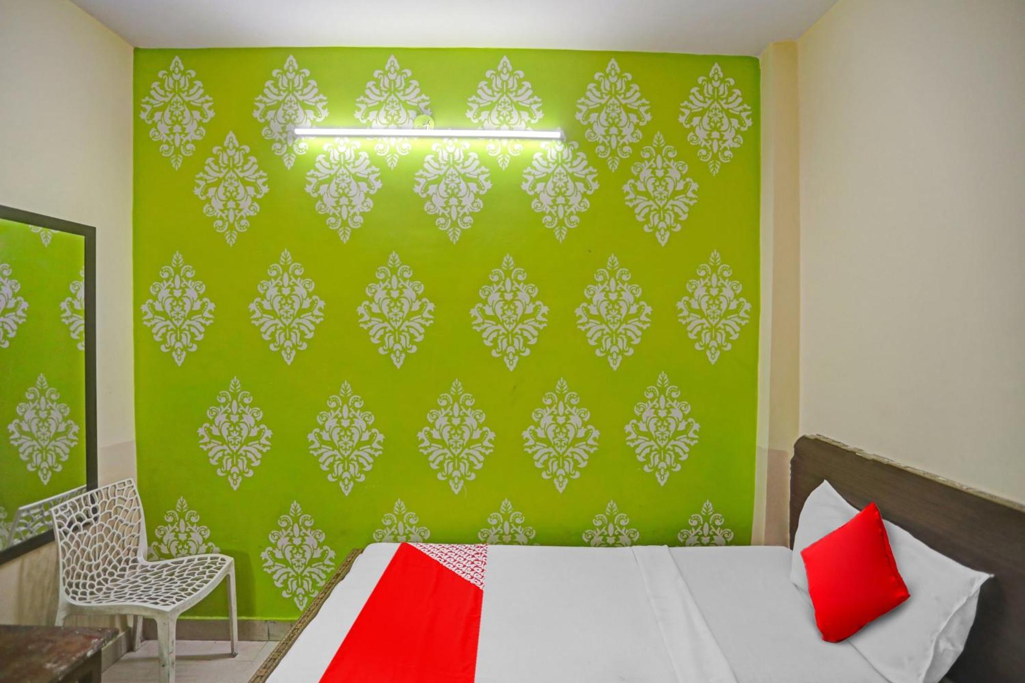 Hotel O Deurali Dx New Delhi